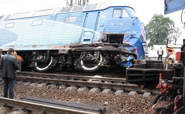 В Астане столкнулись поезд и вагоны, есть пострадавшие