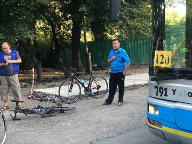 В Алматы автобус въехал в группу велосипедистов