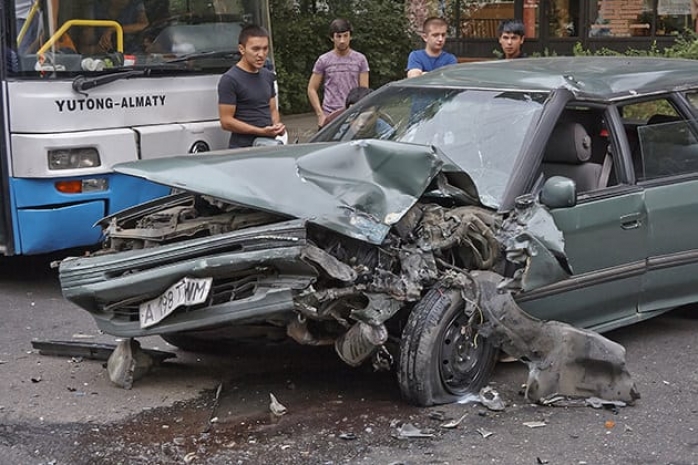 В Алматы легковушка разбилась об автобусЭксклюзив