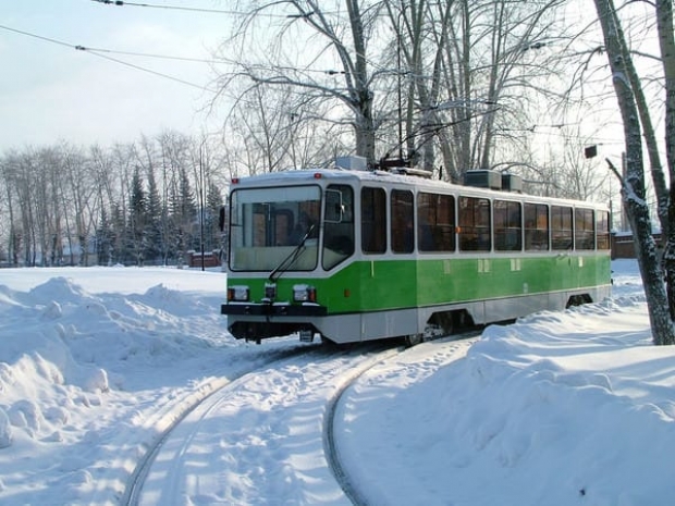 Трамвай наехал на автомашину в Темиртау