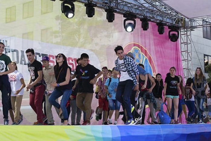 В фестивале уличного танца в Астане участвовали около 700 человек