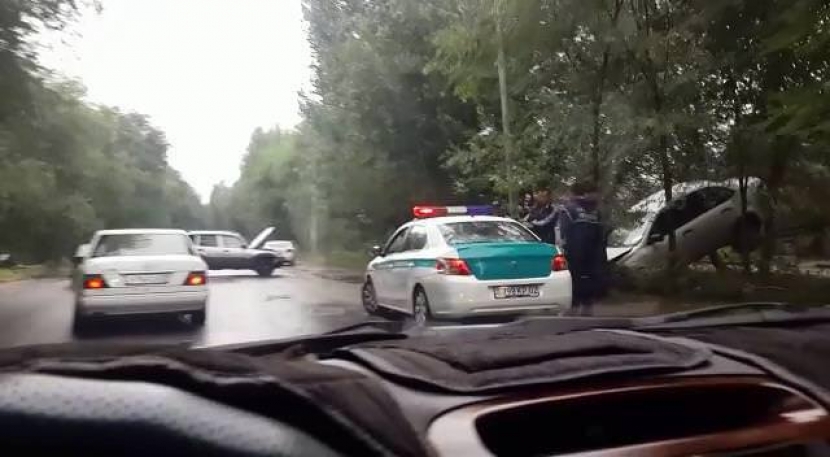 В Шанырак-1 машину занесло на дерево