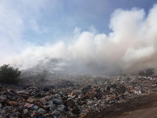 Срочные замеры воздуха провели на горящем мусорном полигоне в Актау