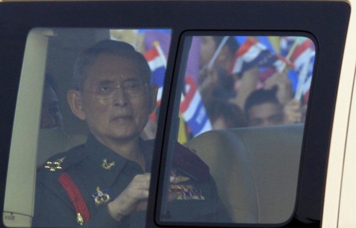 Король Таиланда утвердил временную конституцию