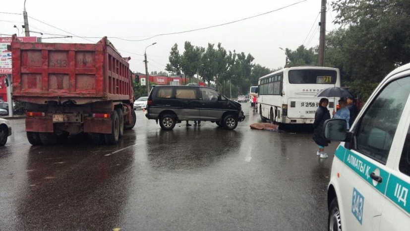 В Алматы под колесами автомобиля погиб человек