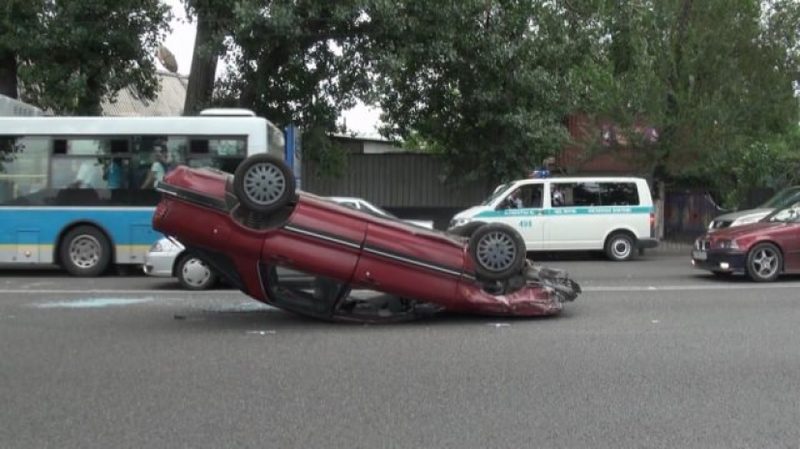 Пьяный водитель попал в аварию, уснув со стаканом в руке. Фото