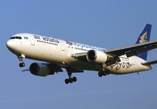 Пьяные пассажиры подрались в самолете Эйр Астаны. Видео