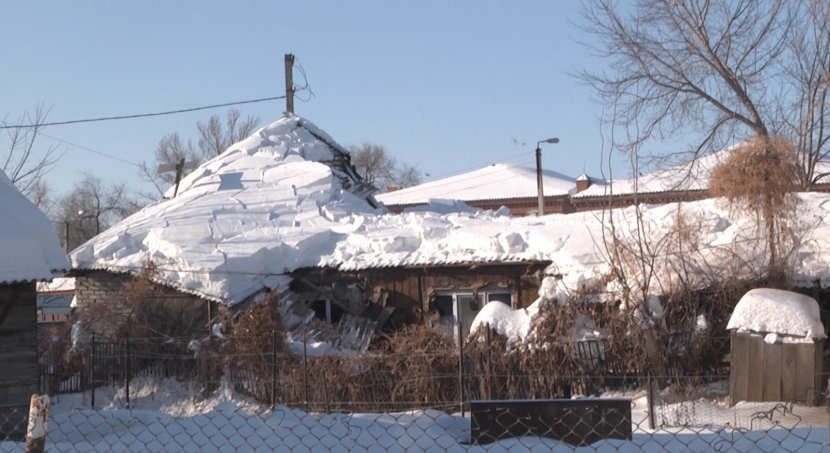 Жителям дома с обрушившейся крышей год не предоставляют квартиры в Уральске