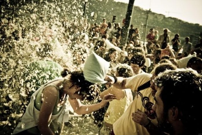 Алматинцы выйдут на массовую драку с подушкамиЭксклюзив