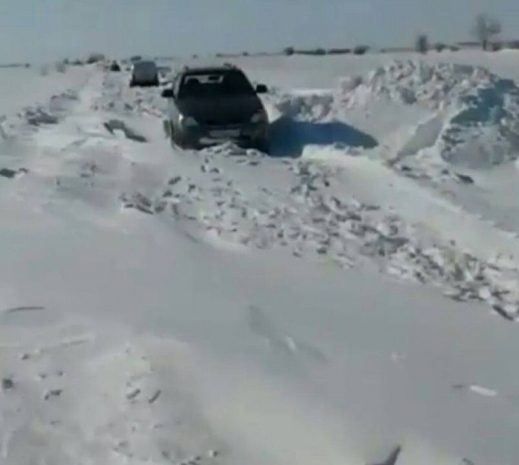 Павлодарцы продолжают публиковать новые фото и видеокадры блокированных снегом сел и дорог