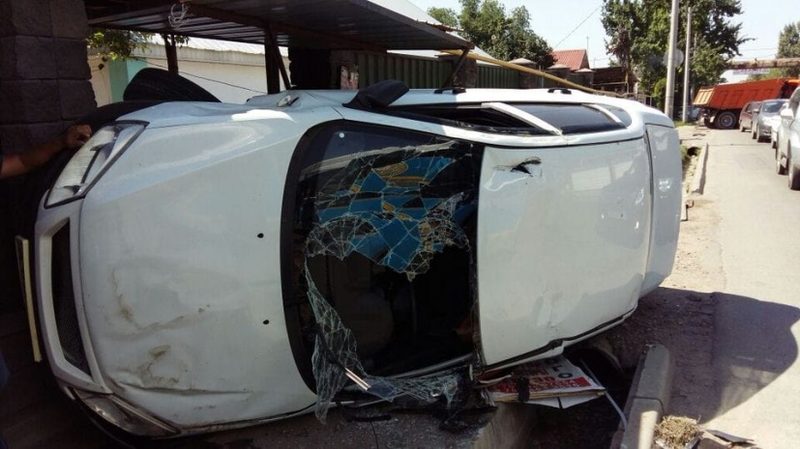 В Алматы перевернулась Lada Granta (ФОТО)