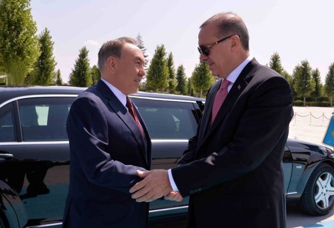 Назарбаев пообещал Эрдогану проверить учебные заведения РК на связь с Гюленом