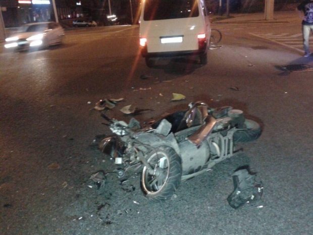 В Алматы грузовик разнес мопед