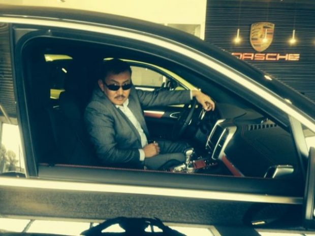 Устроивший «шоу» в центре Алматы водитель Porsche лишился правЭксклюзив