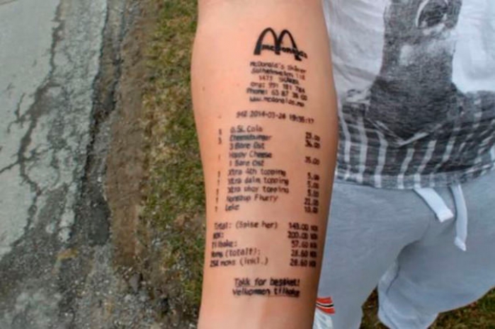 Юноша набил на руке чек из McDonald's