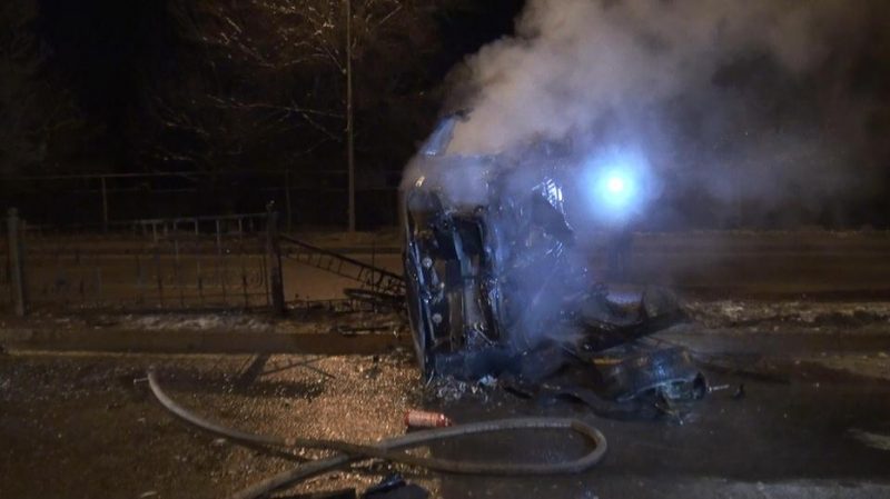 3 человека чуть не сгорели заживо после ДТП в Алматы