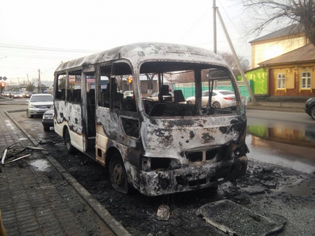 В Павлодаре у остановки сгорел автобус (ФОТО, ВИДЕО)