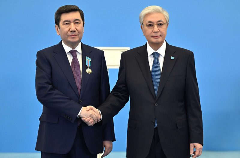 Токаев поблагодарил Кошанова и отметил заслуги Amanat
