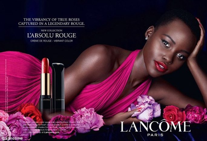 Лупита Ньонго рекламирует новую помаду Lancome