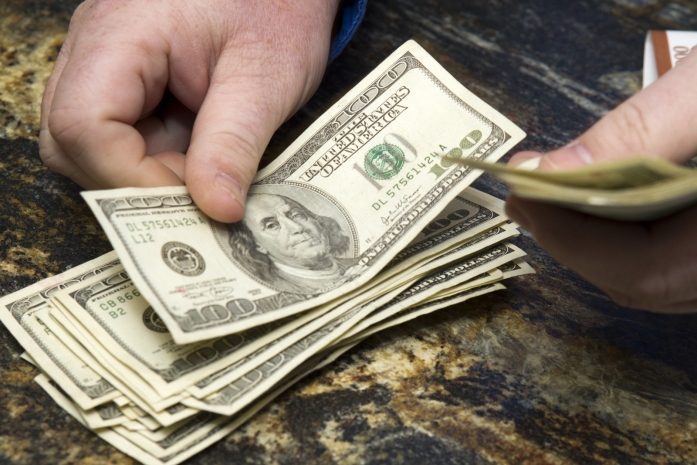 Доллар продолжает уверенно расти