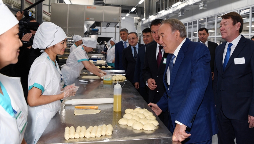 Нурсултан Назарбаев посетил ряд объектов в Атырауской области