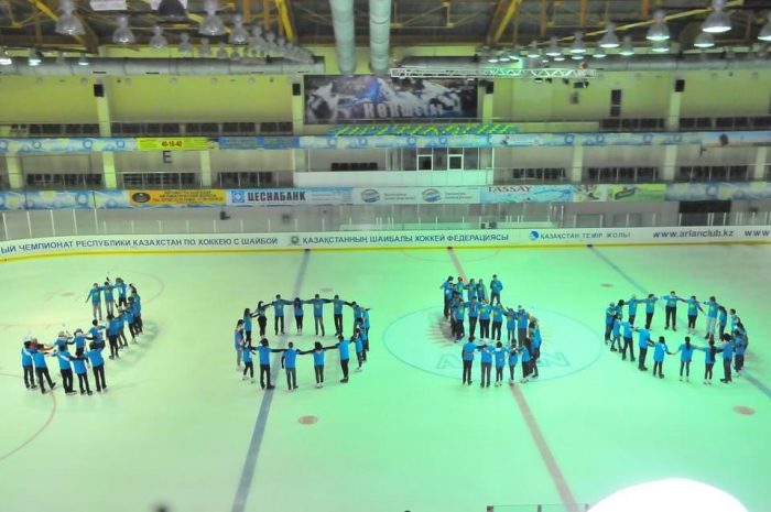 150 человек в честь послания президента провели флешмоб