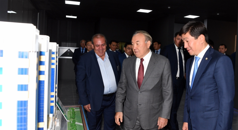 Нурсултану Назарбаеву показали голографический макет Алматы