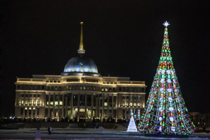 Назарбаев зажжет главную елку страны