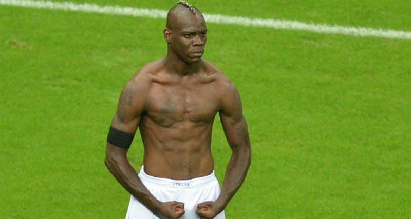 Балотелли грозит дисквалификация за неприличный жест