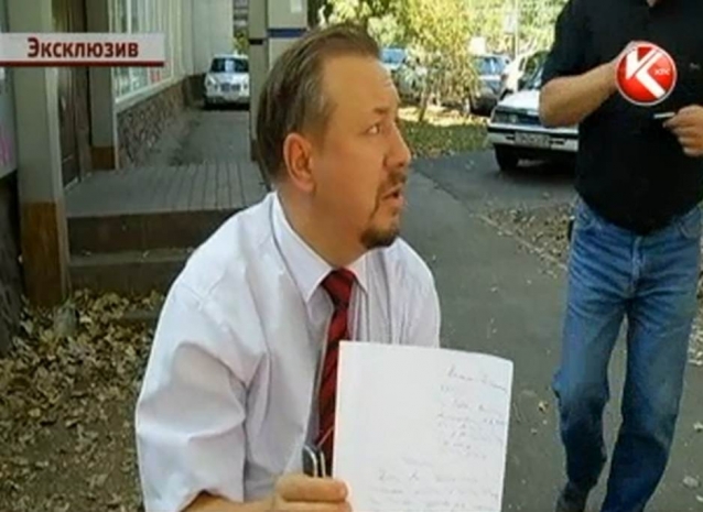 В Алматы напали на известного правозащитника Василия Резвана