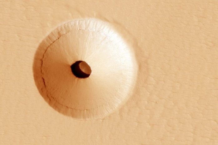 Странная дыра обнаружена на Марсе