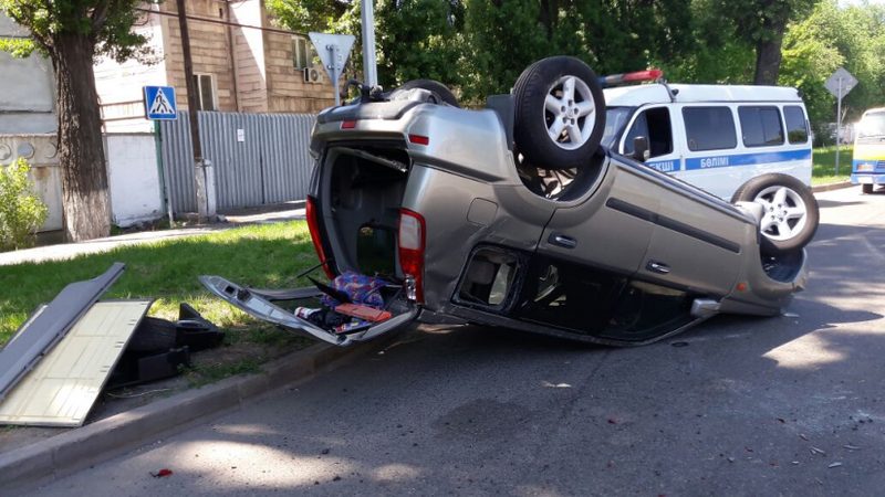 Женщина и ребенок пострадали в ДТП в Алматы. ФОТО