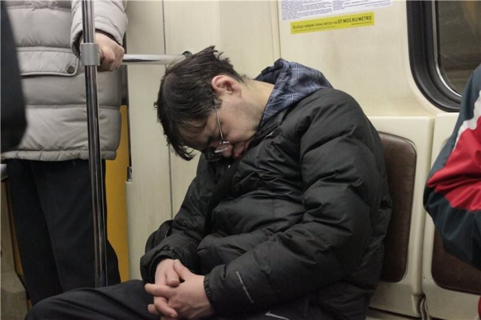 Спящие люди в метро будут получать рекламные сигналы