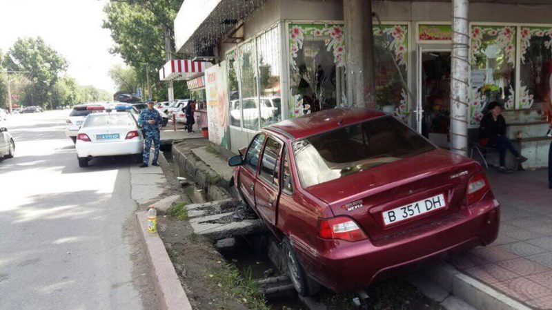 Daewoo Nexia врезалась в цветочный магазин в центре Алматы