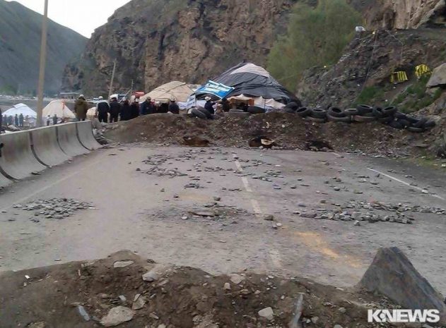 В Киргизии милиционера привязали к лошади и протащили по земле