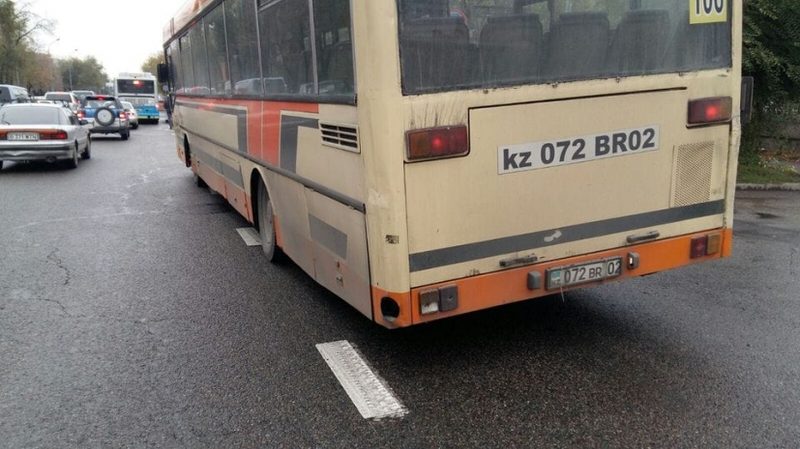 Полицейские Алматы снимают с линии аварийные автобусы