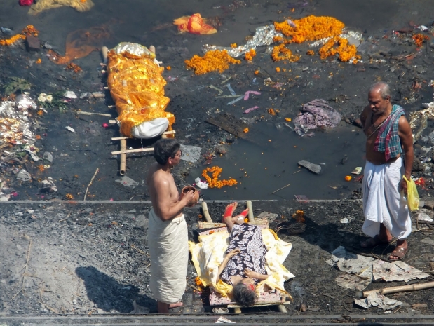Юношу приняли за мертвого и чуть не сожгли заживо