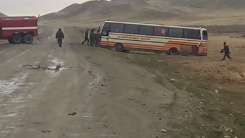 Съехавшему с трассы автобусу помогли пожарные в ВКО