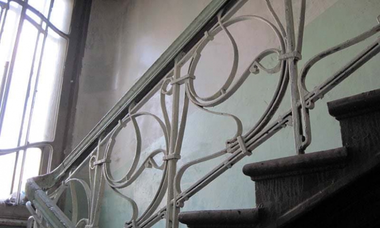 Женщина застряла в перилах в подъезде во время секса