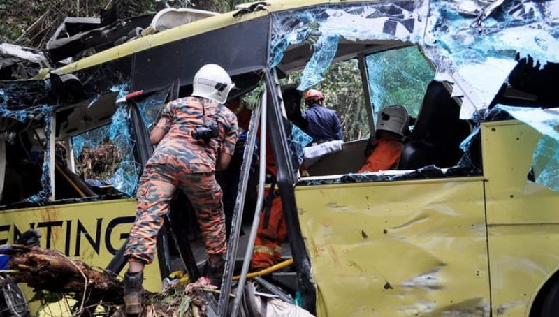 В Непале переполненный автобус упал в пропасть