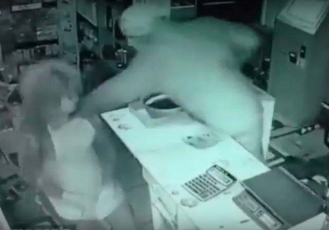 Шокирующие кадры нападения на продавца в Павлодаре. ВИДЕО