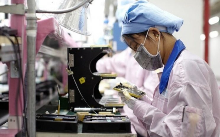 Apple не смогла заменить людей роботами