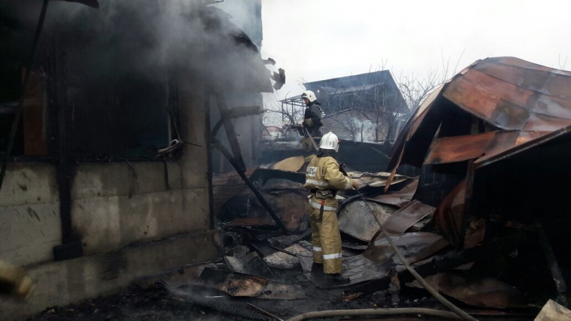 Из горящего дома в пригороде Алматы спасли пять человек. ФОТО