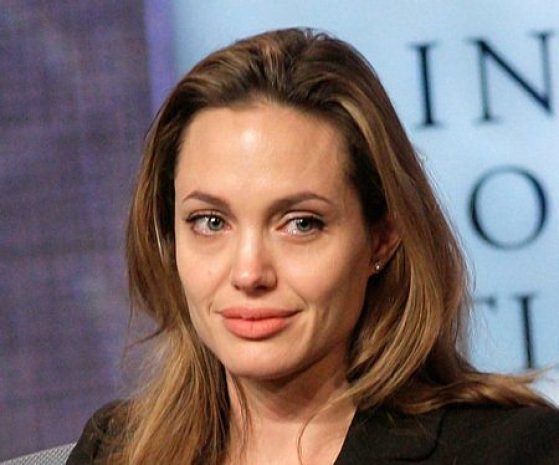 Анджелина Джоли удалила яичники, опасаясь развития рака