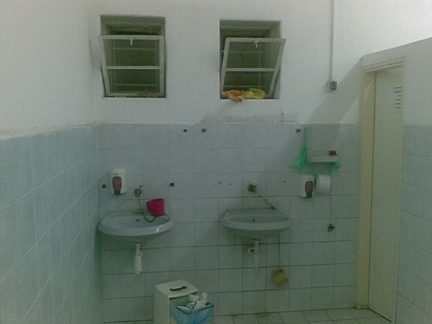 В Караганде из окна туалета в полиции выбросился задержанный