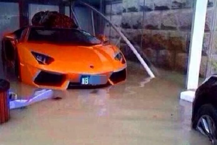 Тайфун затопил гараж с суперкарами