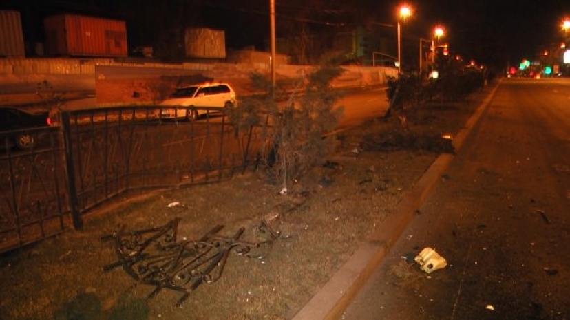 В центре Алматы девушка разбила разделительное ограждение (ФОТО)