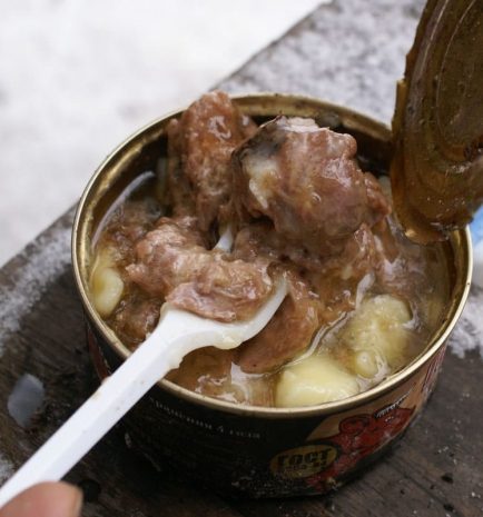 Алматинских школьников кормят консервами