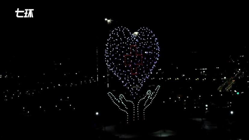 Шестьсот дронов поднялись в небо в честь медсестер в Китае