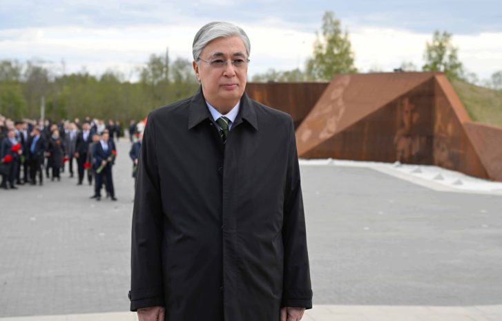 Токаев поздравил казахстанцев с Днем Победы